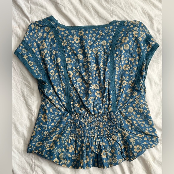 FREE PEOPLE V-CUT TOP - Picture 2 of 2